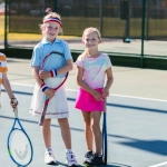 Активный отдых дома с современными играми для развития координации